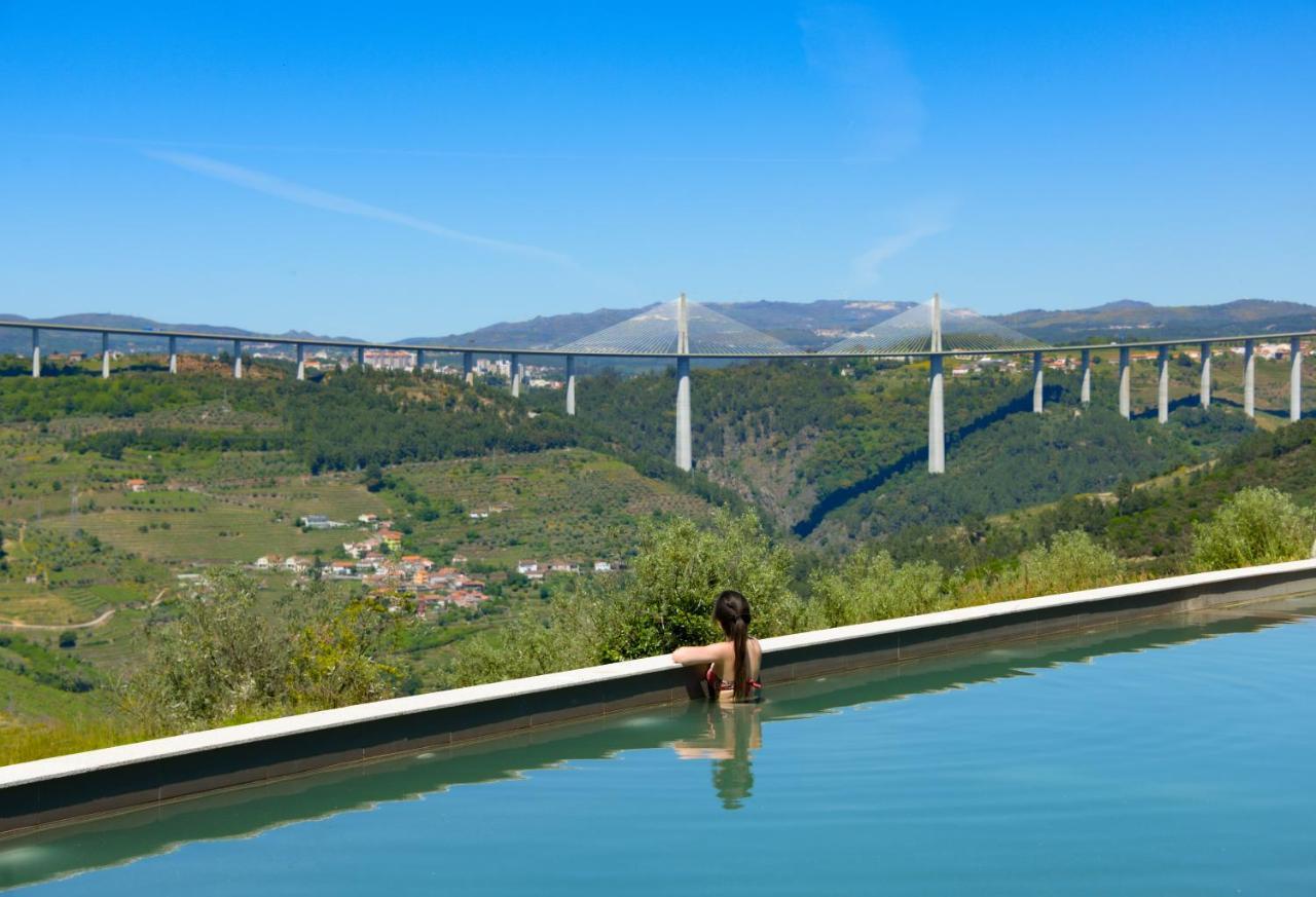 Mw Douro Wine & Spa ซานตามาร์ตาเดเปนาเกียว ภายนอก รูปภาพ View of the bridge from the swimming pool of the hotel