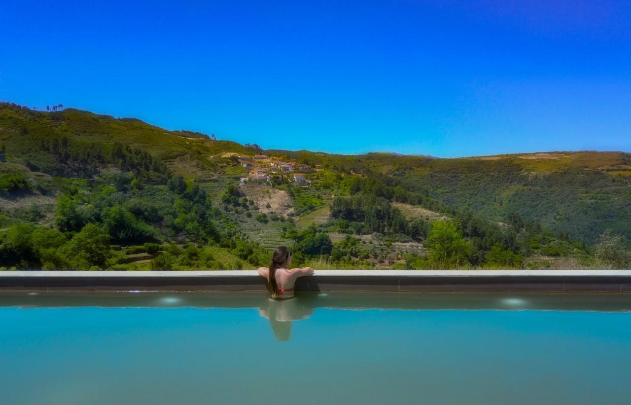 Mw Douro Wine & Spa ซานตามาร์ตาเดเปนาเกียว ภายนอก รูปภาพ A woman in a swimming pool