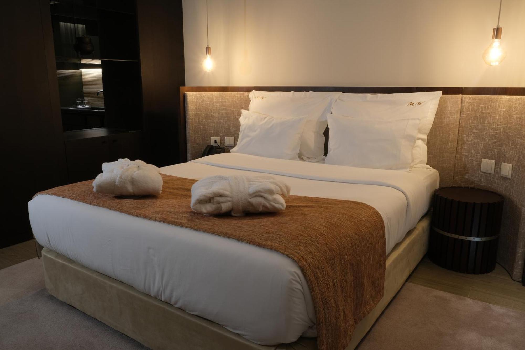 Mw Douro Wine & Spa ซานตามาร์ตาเดเปนาเกียว ภายนอก รูปภาพ A bed in a hotel room