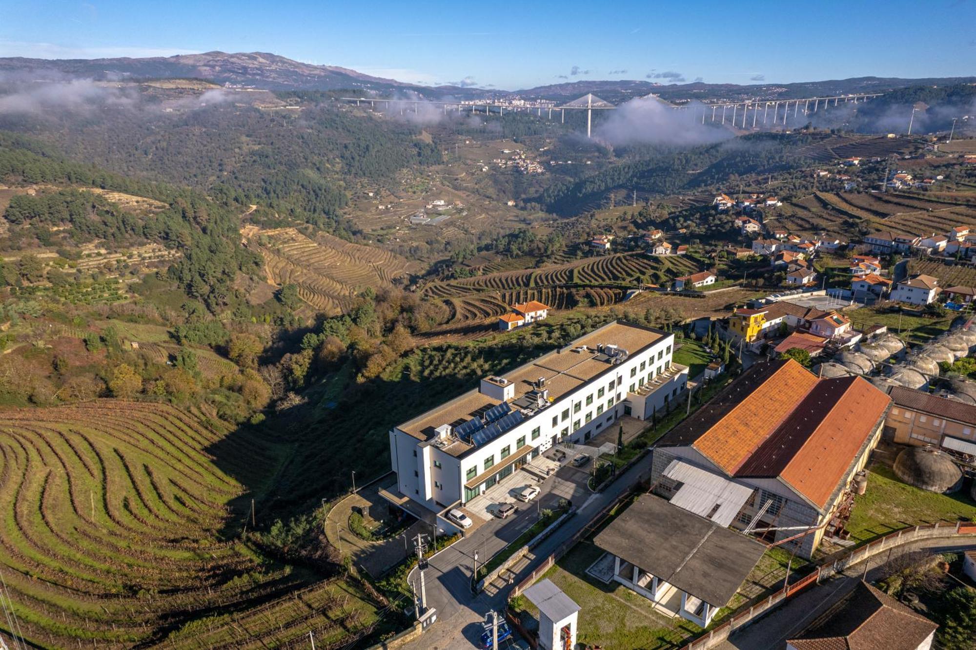Mw Douro Wine & Spa ซานตามาร์ตาเดเปนาเกียว ภายนอก รูปภาพ Aerial view of the campus of the University of Trás-os-Montes and Alto Minho