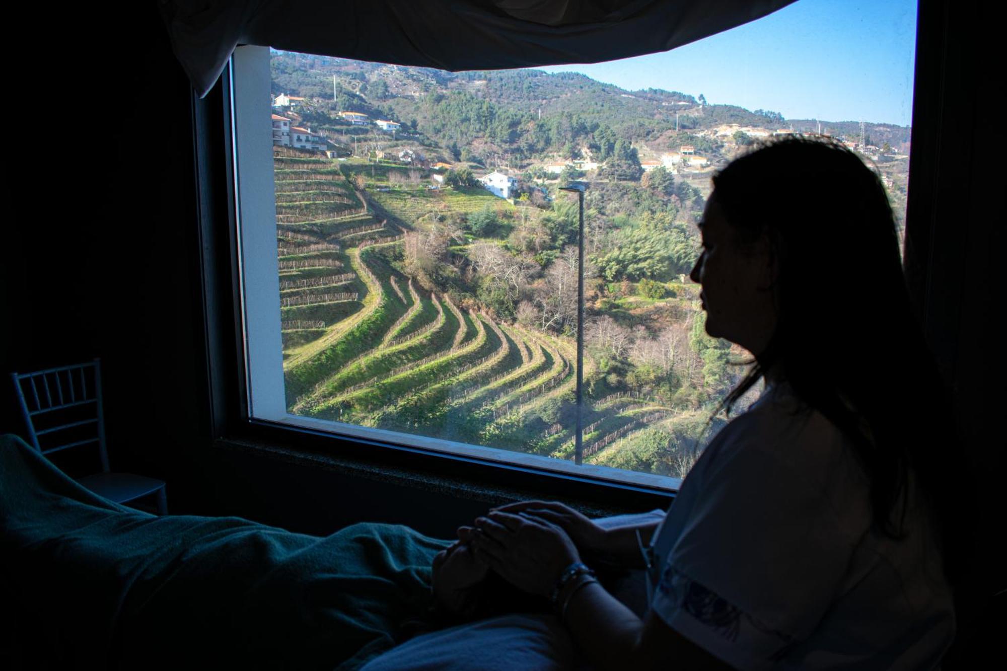 Mw Douro Wine & Spa ซานตามาร์ตาเดเปนาเกียว ภายนอก รูปภาพ A woman looking out of a window