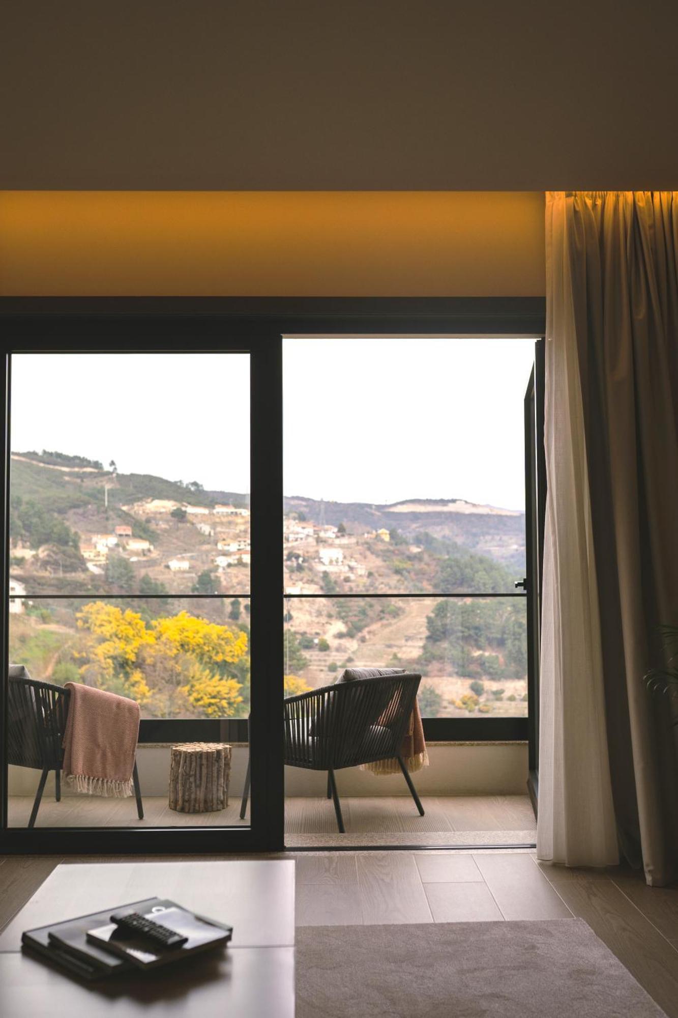 Mw Douro Wine & Spa ซานตามาร์ตาเดเปนาเกียว ภายนอก รูปภาพ View of the village from the hotel